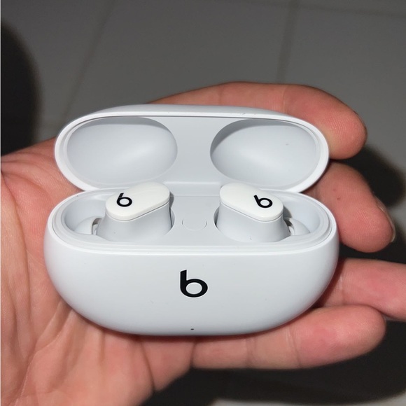 Beats AirPods 80 or best offer - Picture 1 of 3